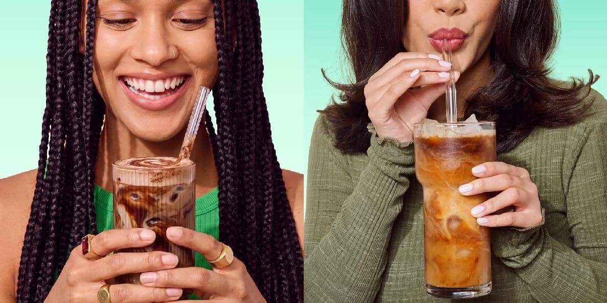 Dos personas disfrutan sus bebidas de café en la fotografía de la campaña A de Coco