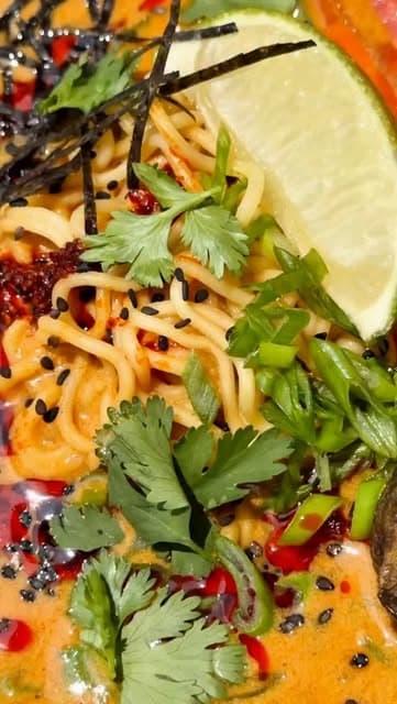 Noodles en una salsa cremosa con hierbas y una rodaja de limón