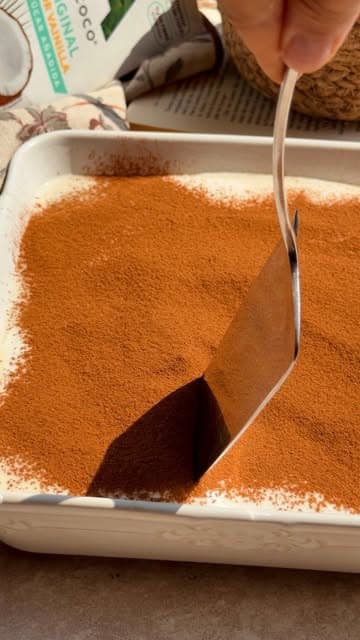 Una cucharada de tiramisú junto a un envase de néctar A de Coco