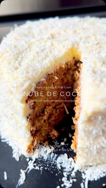 Una rebanada de pastel cubierta de coco rallado