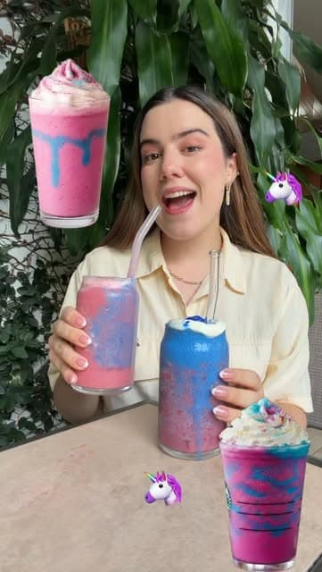 Una creadora comparte smoothies rosas y azules frente a plantas verdes