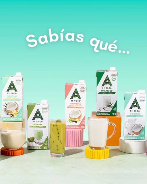 Néctares A de Coco junto a bebidas de distintos colores sobre un fondo turquesa
